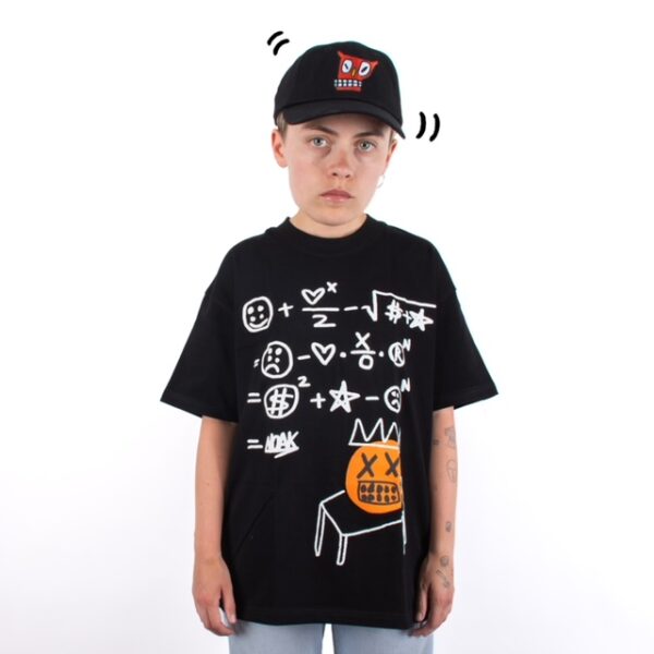 Persona con camiseta negra de diseño gráfico matemático y calavera naranja, con gorra negra de ilustración roja.