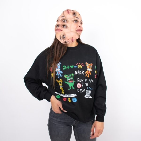 Una persona con la cabeza multiplicada flotando y una sudadera negra decorada con ilustraciones coloridas