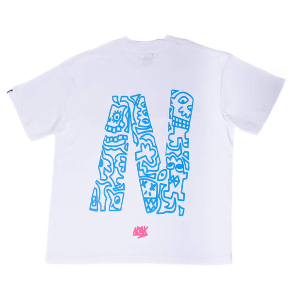 Camiseta blanca con una gran 'N' azul en la espalda, formada por ilustraciones abstractas.