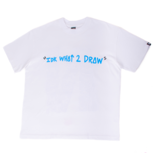 Camiseta blanca con la frase 'IDK WHAT 2 DRAW' en azul, en tipografía irregular.