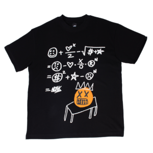 Camiseta negra con ilustraciones blancas de fórmulas y una calabaza naranja con una corona.