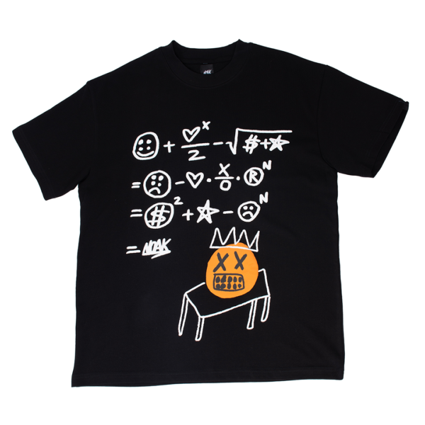 Camiseta negra con ilustraciones blancas de fórmulas y una calabaza naranja con una corona.