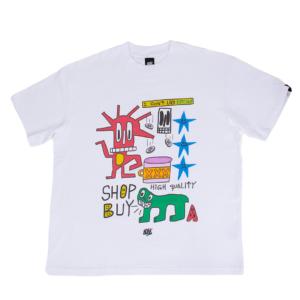 Camiseta blanca con gráficos coloridos de personajes, objetos y texto, incluyendo 'SHOP BUY'.