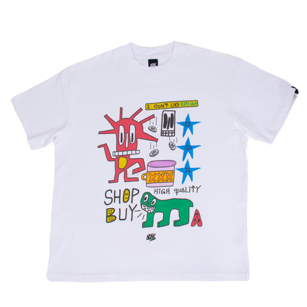 Camiseta blanca con gráficos coloridos de personajes, objetos y texto, incluyendo 'SHOP BUY'.