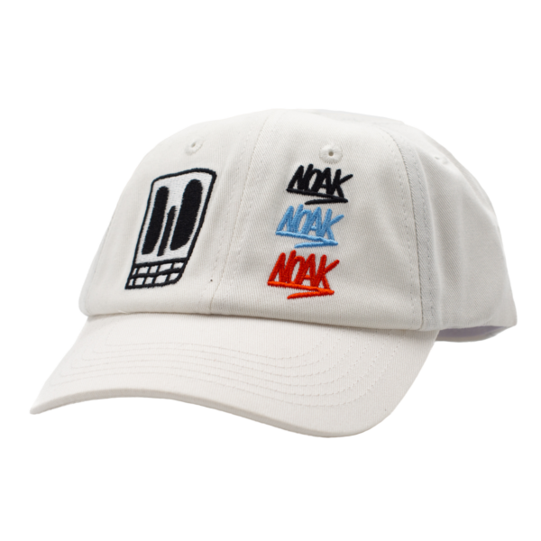 Gorra blanca con bordados de calavera negra y tres logos 'NOAK' en negro, azul y rojo.