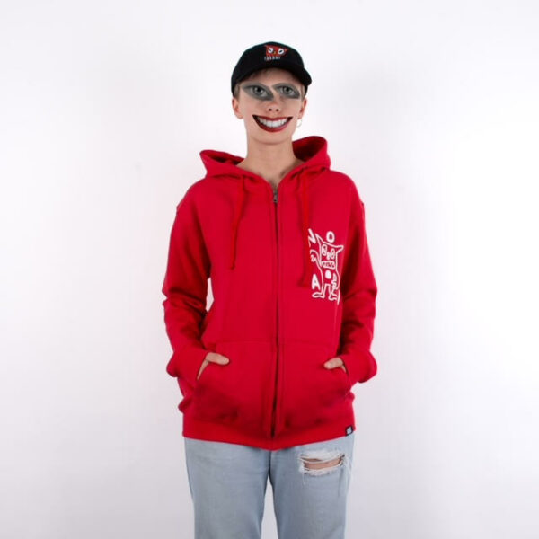 Persona con sudadera roja de capucha y diseño bordado en blanco, con un rostro editado
