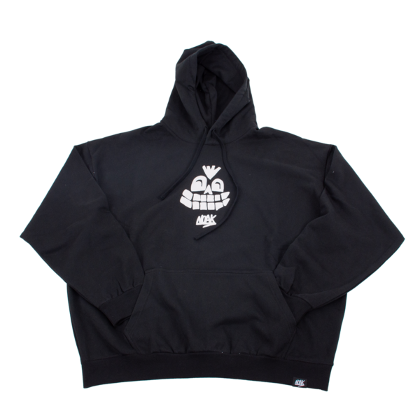 Sudadera negra con capucha y un diseño blanco de calavera sonriente con dientes grandes en el pecho y el logo NOAK.