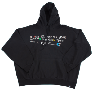 Sudadera negra con capucha y texto bordado en blanco, verde, amarillo y azul en un diseño manuscrito.
