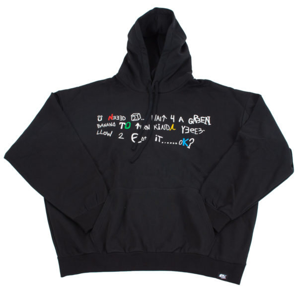 Sudadera negra con capucha y texto bordado en blanco, verde, amarillo y azul en un diseño manuscrito.