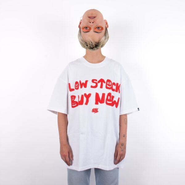 Montaje de una persona con camiseta blanca y texto rojo, con la cabeza invertida y editada