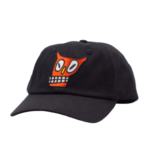 Gorra negra con visera curva y bordado frontal de rostro naranja con ojos grandes y dientes cuadrados.